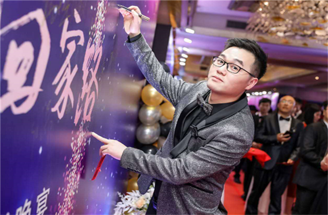 【高光“疫”事】勇敢逆行的特殊“网约车”——918搏天堂90后，用信念打通生命运输线